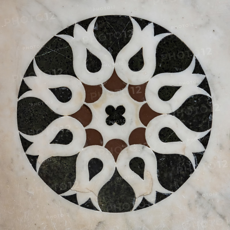 Il Tempietto del Santo Sepolcro, monumento funebre di Firenze, conservato nella cappella del Santo Sepolcro che è l'unica parte ancora consacrata della ex-chiesa di San Pancrazio. 
Nel tempietto è sepolto Giovanni di Paolo Rucellai e l'architettura è opera di Leon Battista Alberti. La forma del tempietto, che fu costruito tra il 1457 e il 1467,  è ispirata, in scala, al Santo Sepolcro di Gerusalemme. Le tarsie marmoree della decorazione esterna si rifanno alla tradizione romanica fiorentina.
Lo stile delle formelle è sobrio ma altamente elegante, con motivi decorativi in marmo bianco e verde ognuno diverso dall'altro. Le decorazioni sono schemi geometrici a base centrale, ispirati al cerchio ed a altre figure geometriche ripetute in schemi simmetrici e regolari. La geometria secondo Alberti induceva a meditare sui misteri della fede.
Particolare di una formella.

[ENG]
The Small Temple of the  Holy Sepulchre, a funerary monument in Florence, housed in the Chapel of the Holy Sepul...