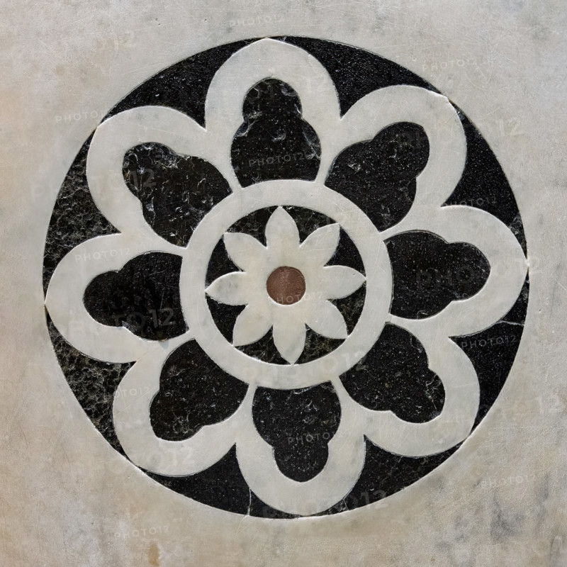 Il Tempietto del Santo Sepolcro, monumento funebre di Firenze, conservato nella cappella del Santo Sepolcro che è l'unica parte ancora consacrata della ex-chiesa di San Pancrazio. 
Nel tempietto è sepolto Giovanni di Paolo Rucellai e l'architettura è opera di Leon Battista Alberti. La forma del tempietto, che fu costruito tra il 1457 e il 1467,  è ispirata, in scala, al Santo Sepolcro di Gerusalemme. Le tarsie marmoree della decorazione esterna si rifanno alla tradizione romanica fiorentina.
Lo stile delle formelle è sobrio ma altamente elegante, con motivi decorativi in marmo bianco e verde ognuno diverso dall'altro. Le decorazioni sono schemi geometrici a base centrale, ispirati al cerchio ed a altre figure geometriche ripetute in schemi simmetrici e regolari. La geometria secondo Alberti induceva a meditare sui misteri della fede.
Particolare di una formella.

[ENG]
The Small Temple of the  Holy Sepulchre, a funerary monument in Florence, housed in the Chapel of the Holy Sepul...
