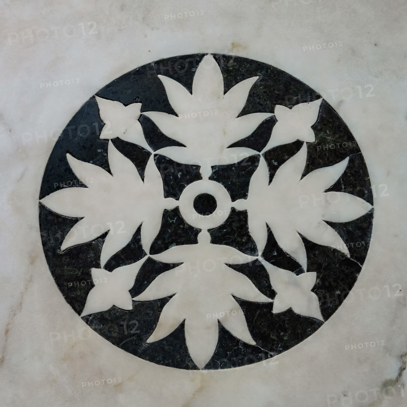 Il Tempietto del Santo Sepolcro, monumento funebre di Firenze, conservato nella cappella del Santo Sepolcro che è l'unica parte ancora consacrata della ex-chiesa di San Pancrazio. 
Nel tempietto è sepolto Giovanni di Paolo Rucellai e l'architettura è opera di Leon Battista Alberti. La forma del tempietto, che fu costruito tra il 1457 e il 1467,  è ispirata, in scala, al Santo Sepolcro di Gerusalemme. Le tarsie marmoree della decorazione esterna si rifanno alla tradizione romanica fiorentina.
Lo stile delle formelle è sobrio ma altamente elegante, con motivi decorativi in marmo bianco e verde ognuno diverso dall'altro. Le decorazioni sono schemi geometrici a base centrale, ispirati al cerchio ed a altre figure geometriche ripetute in schemi simmetrici e regolari. La geometria secondo Alberti induceva a meditare sui misteri della fede.
Particolare di una formella.

[ENG]
The Small Temple of the  Holy Sepulchre, a funerary monument in Florence, housed in the Chapel of the Holy Sepul...