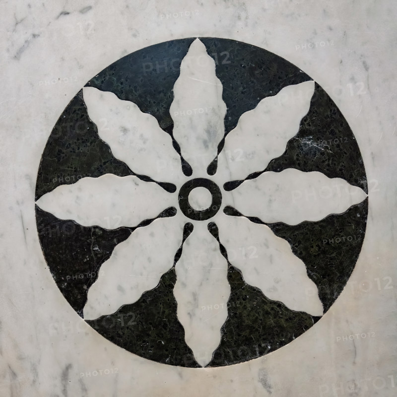 Il Tempietto del Santo Sepolcro, monumento funebre di Firenze, conservato nella cappella del Santo Sepolcro che è l'unica parte ancora consacrata della ex-chiesa di San Pancrazio. 
Nel tempietto è sepolto Giovanni di Paolo Rucellai e l'architettura è opera di Leon Battista Alberti. La forma del tempietto, che fu costruito tra il 1457 e il 1467,  è ispirata, in scala, al Santo Sepolcro di Gerusalemme. Le tarsie marmoree della decorazione esterna si rifanno alla tradizione romanica fiorentina.
Lo stile delle formelle è sobrio ma altamente elegante, con motivi decorativi in marmo bianco e verde ognuno diverso dall'altro. Le decorazioni sono schemi geometrici a base centrale, ispirati al cerchio ed a altre figure geometriche ripetute in schemi simmetrici e regolari. La geometria secondo Alberti induceva a meditare sui misteri della fede.
Particolare di una formella.

[ENG]
The Small Temple of the  Holy Sepulchre, a funerary monument in Florence, housed in the Chapel of the Holy Sepul...