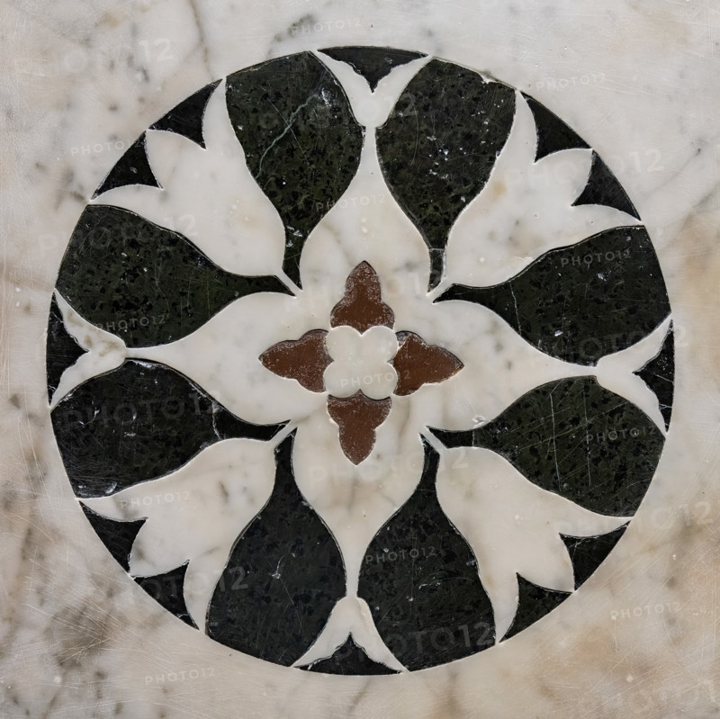 Il Tempietto del Santo Sepolcro, monumento funebre di Firenze, conservato nella cappella del Santo Sepolcro che è l'unica parte ancora consacrata della ex-chiesa di San Pancrazio. 
Nel tempietto è sepolto Giovanni di Paolo Rucellai e l'architettura è opera di Leon Battista Alberti. La forma del tempietto, che fu costruito tra il 1457 e il 1467,  è ispirata, in scala, al Santo Sepolcro di Gerusalemme. Le tarsie marmoree della decorazione esterna si rifanno alla tradizione romanica fiorentina.
Lo stile delle formelle è sobrio ma altamente elegante, con motivi decorativi in marmo bianco e verde ognuno diverso dall'altro. Le decorazioni sono schemi geometrici a base centrale, ispirati al cerchio ed a altre figure geometriche ripetute in schemi simmetrici e regolari. La geometria secondo Alberti induceva a meditare sui misteri della fede.
Particolare di una formella.

[ENG]
The Small Temple of the  Holy Sepulchre, a funerary monument in Florence, housed in the Chapel of the Holy Sepul...