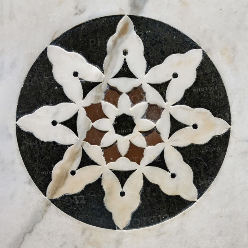 Il Tempietto del Santo Sepolcro, monumento funebre di Firenze, conservato nella cappella del Santo Sepolcro che è l'unica parte ancora consacrata della ex-chiesa di San Pancrazio. 
Nel tempietto è sepolto Giovanni di Paolo Rucellai e l'architettura è opera di Leon Battista Alberti. La forma del tempietto, che fu costruito tra il 1457 e il 1467,  è ispirata, in scala, al Santo Sepolcro di Gerusalemme. Le tarsie marmoree della decorazione esterna si rifanno alla tradizione romanica fiorentina.
Lo stile delle formelle è sobrio ma altamente elegante, con motivi decorativi in marmo bianco e verde ognuno diverso dall'altro. Le decorazioni sono schemi geometrici a base centrale, ispirati al cerchio ed a altre figure geometriche ripetute in schemi simmetrici e regolari. La geometria secondo Alberti induceva a meditare sui misteri della fede.
Particolare di una formella.

[ENG]
The Small Temple of the  Holy Sepulchre, a funerary monument in Florence, housed in the Chapel of the Holy Sepul...