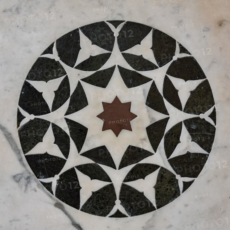 Il Tempietto del Santo Sepolcro, monumento funebre di Firenze, conservato nella cappella del Santo Sepolcro che è l'unica parte ancora consacrata della ex-chiesa di San Pancrazio. 
Nel tempietto è sepolto Giovanni di Paolo Rucellai e l'architettura è opera di Leon Battista Alberti. La forma del tempietto, che fu costruito tra il 1457 e il 1467,  è ispirata, in scala, al Santo Sepolcro di Gerusalemme. Le tarsie marmoree della decorazione esterna si rifanno alla tradizione romanica fiorentina.
Lo stile delle formelle è sobrio ma altamente elegante, con motivi decorativi in marmo bianco e verde ognuno diverso dall'altro. Le decorazioni sono schemi geometrici a base centrale, ispirati al cerchio ed a altre figure geometriche ripetute in schemi simmetrici e regolari. La geometria secondo Alberti induceva a meditare sui misteri della fede.
Particolare di una formella.

[ENG]
The Small Temple of the  Holy Sepulchre, a funerary monument in Florence, housed in the Chapel of the Holy Sepul...