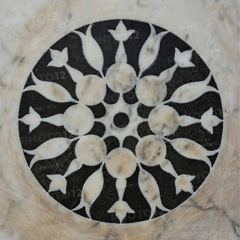Il Tempietto del Santo Sepolcro, monumento funebre di Firenze, conservato nella cappella del Santo Sepolcro che è l'unica parte ancora consacrata della ex-chiesa di San Pancrazio. 
Nel tempietto è sepolto Giovanni di Paolo Rucellai e l'architettura è opera di Leon Battista Alberti. La forma del tempietto, che fu costruito tra il 1457 e il 1467,  è ispirata, in scala, al Santo Sepolcro di Gerusalemme. Le tarsie marmoree della decorazione esterna si rifanno alla tradizione romanica fiorentina.
Lo stile delle formelle è sobrio ma altamente elegante, con motivi decorativi in marmo bianco e verde ognuno diverso dall'altro. Le decorazioni sono schemi geometrici a base centrale, ispirati al cerchio ed a altre figure geometriche ripetute in schemi simmetrici e regolari. La geometria secondo Alberti induceva a meditare sui misteri della fede.
Particolare di una formella.

[ENG]
The Small Temple of the  Holy Sepulchre, a funerary monument in Florence, housed in the Chapel of the Holy Sepul...