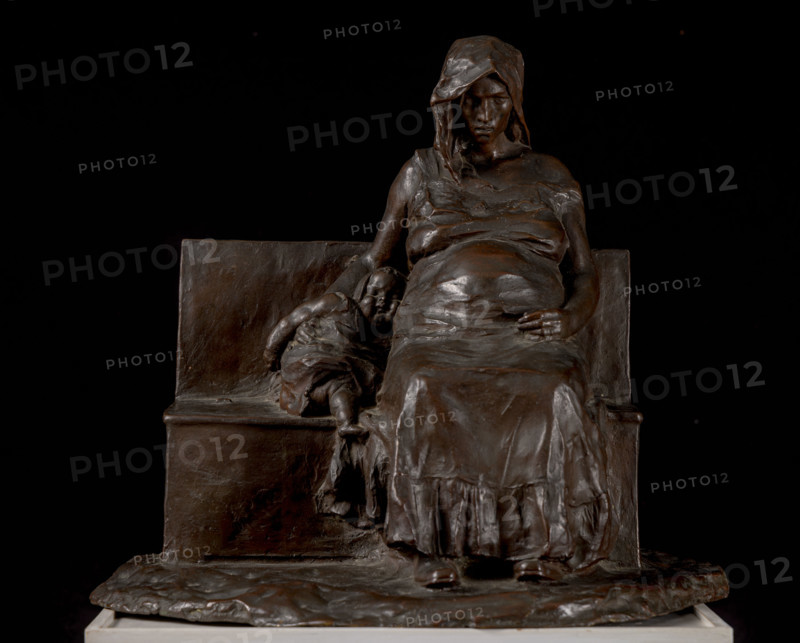 Collezione Assicoop Unipol, inv. n° 914: 
Ermenegildo Luppi (1877-1973); “Mamma con bambino”, scultura in bronzo, 40 x 44 x 35 cm.

[ENG]
Ermenegildo Luppi (1877-1973); “Mother and Child”, bronze sculpture, 40 x 44 x 35 cm.
Collezione Assicoop - Unipol, Modena (MO), Emilia Romagna, Italia - Italy