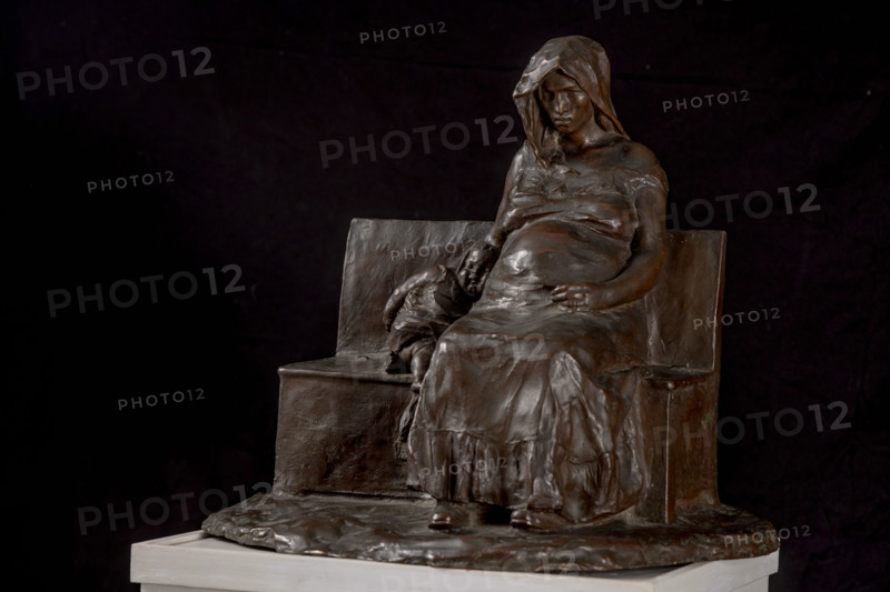 Collezione Assicoop Unipol, inv. n° 914: 
Ermenegildo Luppi (1877-1973); “Mamma con bambino”, scultura in bronzo, 40 x 44 x 35 cm.

[ENG]
Ermenegildo Luppi (1877-1973); “Mother and Child”, bronze sculpture, 40 x 44 x 35 cm.
Collezione Assicoop - Unipol, Modena (MO), Emilia Romagna, Italia - Italy