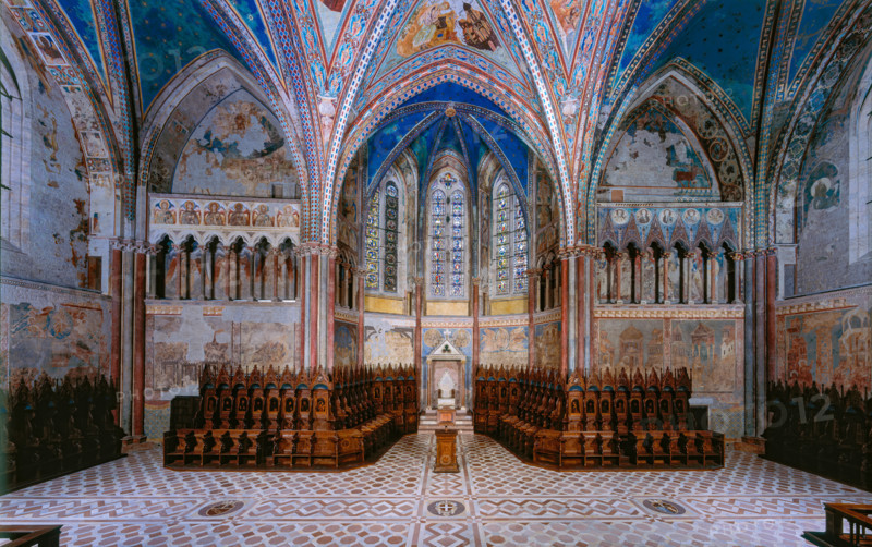 Assisi, Basilica superiore di San Francesco: veduta del transetto verso ovest. A destra e sinistra gli affreschi di Cimabue (Cenni di Pepo 1277-1283?). Al centro: l’abside e il coro ligneo.

[ENG]
Assisi, Upper Basilica of San Francesco: view of the transept towards the west. On the right and left the frescoes by Cimabue (Cenni di Pepo 1277-1283?). In the center: the apse and the wooden choir.
Basilica di San Francesco, Assisi (PG), Umbria, Italia - Italy