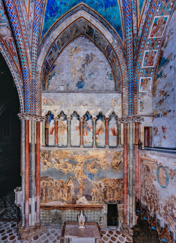 Assisi, Basilica superiore di San Francesco, transetto meridionale: veduta della parete est, con la grande “Crocifissione” affrescata da Cimabue (Cenni di Pepo 1277-1283?).


[ENG]
Assisi, Upper Basilica of Saint Francis, southern transept: view of the east wall, with the large “Crucifixion” frescoed by Cimabue (Cenni di Pepo 1277-1283?).
Basilica superiore di San France, Assisi (PG), Umbria, Italia - Italy