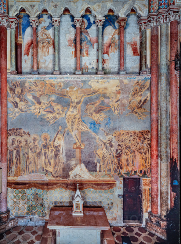 Assisi, Basilica superiore di San Francesco, transetto meridionale, parete est: veduta della grande Crocifissione del registro mediano con gerarchie angeliche. Affreschi di Cimabue (Cenni di Pepo 1277-1283?).


[ENG]
Assisi, Upper Basilica of Saint Francis, southern transept, east wall: view of the large  “Crucifixion” of the middle register with angelic hierarchies. Frescoes by Cimabue (Cenni di Pepo 1277-1283?).
Basilica superiore di San France, Assisi (PG), Umbria, Italia - Italy