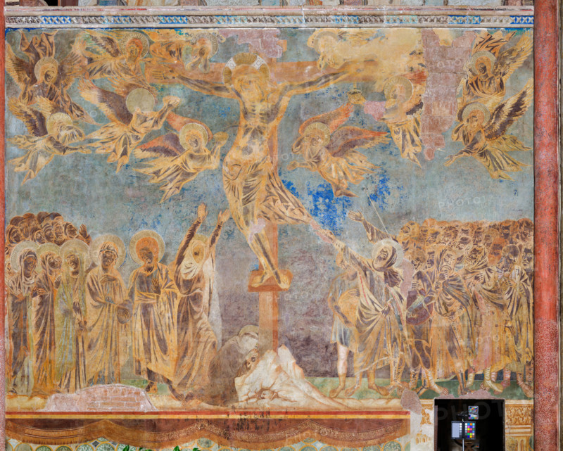 Assisi, Basilica superiore di San Francesco, transetto meridionale, parete est: veduta della grande Crocifissione. 
Affreschi di Cimabue (Cenni di Pepo 1277-1283?).

[ENG]
Assisi, Upper Basilica of Saint Francis, southern transept, east wall: view of the large  “Crucifixion”. 
Frescoes by Cimabue (Cenni di Pepo 1277-1283?).
Basilica superiore di San France, Assisi (PG), Umbria, Italia - Italy