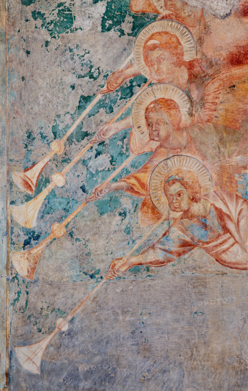 Assisi, Basilica superiore di San Francesco, transetto meridionale, parete sud, “Visioni apocalittiche”: “Cristo apocalittico”. Particolare degli “angeli tubicini”. Affreschi di Cimabue (Cenni di Pepo 1277-1283?) e bottega.

[ENG]
Assisi, Upper Basilica of Saint Francis, the southern transept, the southern wall, “Apocalyptic visions”: “Apocalyptic Christ”. Detail of “angels playing the Last Judgment trumpets”.Frescoes by Cimabue (Cenni di Pepo 1277-1283?) and workshop.
Basilica di San Francesco, Assisi (PG), Umbria, Italia - Italy