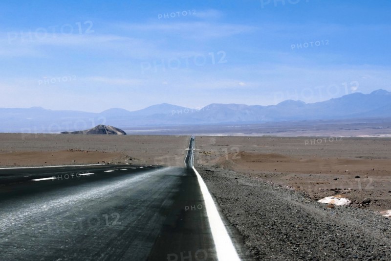 Route dans le désert d'Atacama, Chili et Bolivie