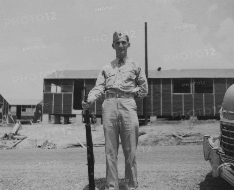 Soldier in Uniform with Gun, Portrait, WWII, HQ 2nd Battalion, 389th Infantry, US Army Military Base, Indiana, USA, 1942