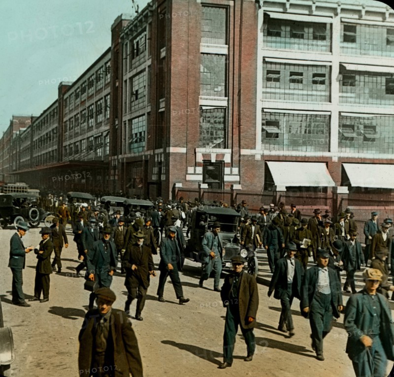Employees Leaving Ford Factory, Detroit, Michigan, USA, Magic Lantern Slide, circa 1915