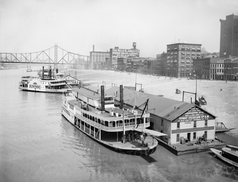 Riverboats Along Levee from Smithfield Street Bridge, Pittsburgh, Pennsylvania, USA,Detroit Publishing Company, 1910
