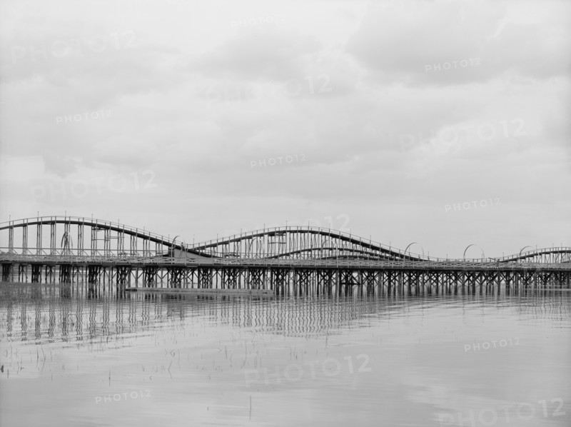 Roller Coaster and Boardwalk, Lake Erie Park and Casino, Toledo, Ohio, USA, Detroit Publishing Company, 1905