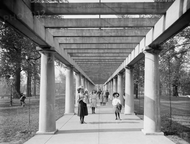 Portrait of Children on Colonnade, Central Park, Louisville, Kentucky, USA, Detroit Publishing Company, 1905