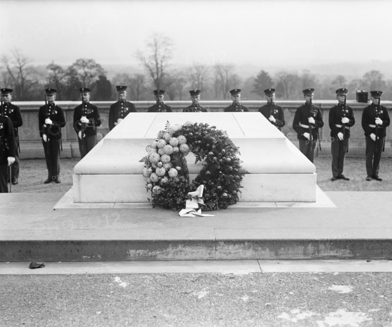 Wreath at Tomb of Unknown Soldier, Armistice Day, Arlington National Cemetery, Arlington, Virginia, USA, Harris & Ewing, 1922