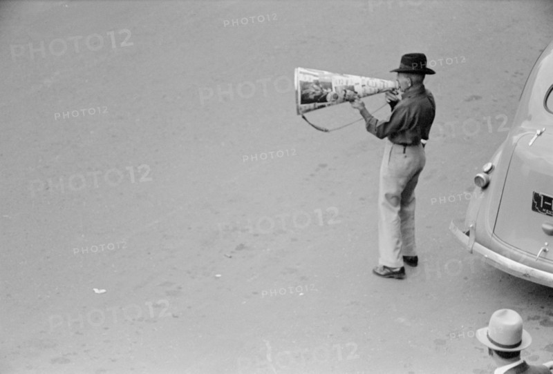Sidewalk Barker, Billings, Montana, USA, Arthur Rothstein for Farm Security Administration, August 1939