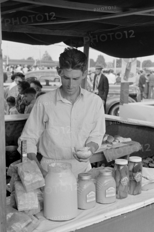 Concessionaire Making Hamburger, State Fair, Donaldsonville, Louisiana, USA, Russell Lee, November 1938