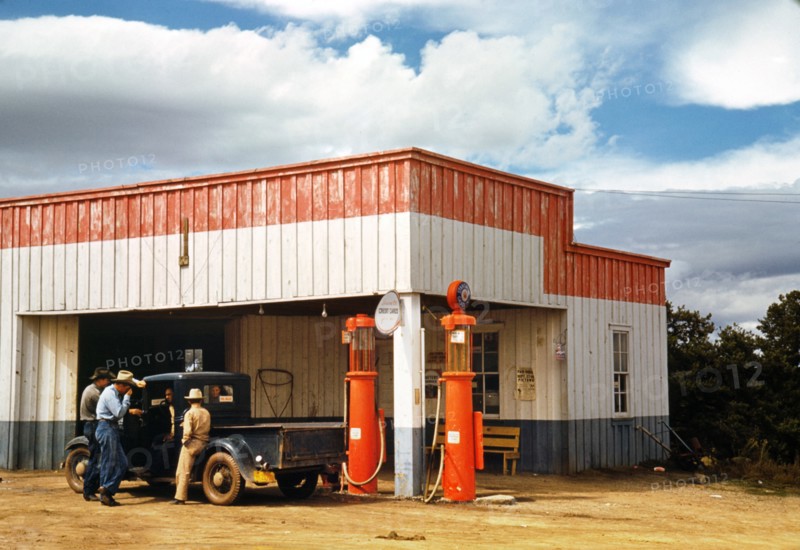 Filling Station and Garage, Pie Town, New Mexico, USA, Lee Russell for Farm Security Administration, October 1940