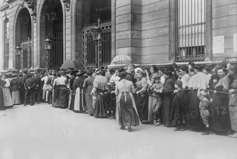 Crowd Waiting in Line for Relief at Beginning of World War I, Paris, France, Bain News Service, 1914