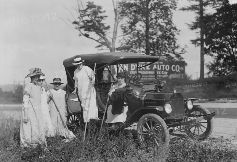 Suffrage Farmers going to Work, Bronx, New York, USA, Bain News Service, August 1917