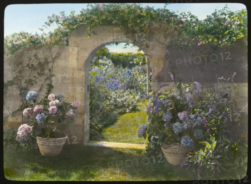 Northeast Gate to Garden, Robert Carmer Hill house, "Grey Gardens", Lily Pond Lane, East Hampton, New York, USA, by Frances Benjamin Johnson, 1914