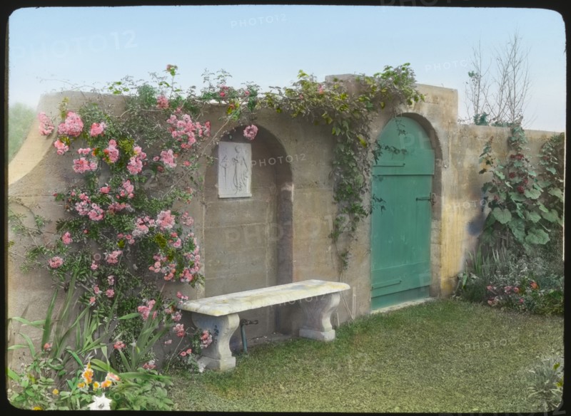 Bench inside Northeast Gate, Robert Carmer Hill house, "Grey Gardens", Lily Pond Lane, East Hampton, New York, USA, by Frances Benjamin Johnson, 1914