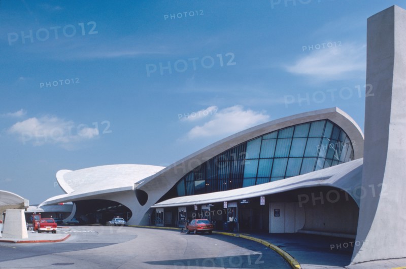 Trans World Airlines Terminal, John F. Kennedy Airport (formerly Idlewild), New York City, New York, USA, designed by Eero Saarinen, photographed by Balthazar, Korab, 1963