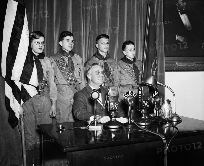 U.S. President Franklin Roosevelt giving Radio Address Congratulating Boy Scouts on 25th Anniversary of their Founding, Portrait, Washington DC, USA, Harris & Ewing, 1935