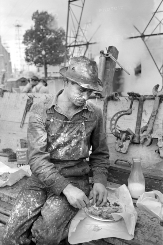 Oil Field Worker eating Lunch, Kilgore, Texas, USA, Russell Lee, Farm Security Administration, April 1939