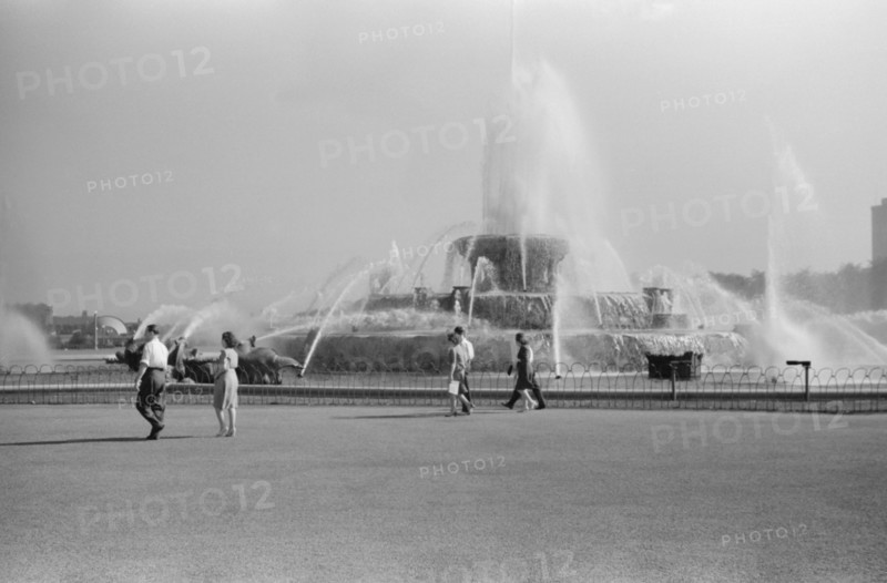 Buckingham Fountain, Grant Park, Chicago, Illinois, John Vachon, Farm Security Administration, July 1941