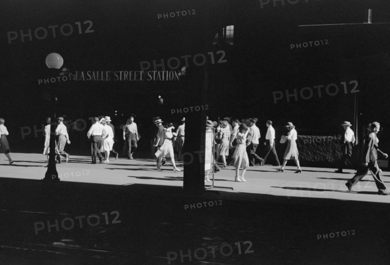 5 O'clock Crowd, LaSalle Street Station, Chicago, Illinois, USA, John Vachon, Farm Security Administration, July 1941