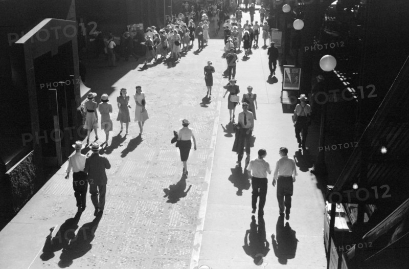 5 O'clock Crowd, Downtown Chicago, Illinois, USA, John Vachon, Farm Security Administration, July 1941