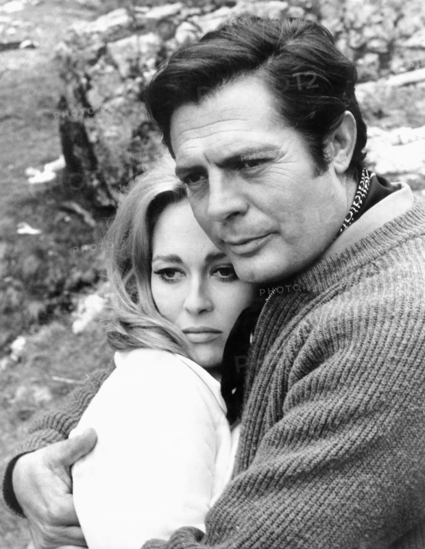 Faye Dunaway, Marcello Mastroianni, on-set of the Film, "A Place for Lovers" (aka Amanti), 1968