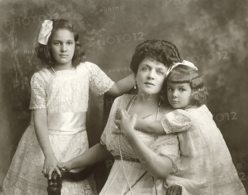 Mrs. George Gould (Edith Kingdon) with Daughters Edith and Gloria, Portrait, 1911