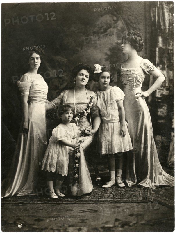 Mrs. George Gould (Edith Kingdon) with Daughters Helen, Gloria, Edith, and Marjorie, Portrait, 1910
