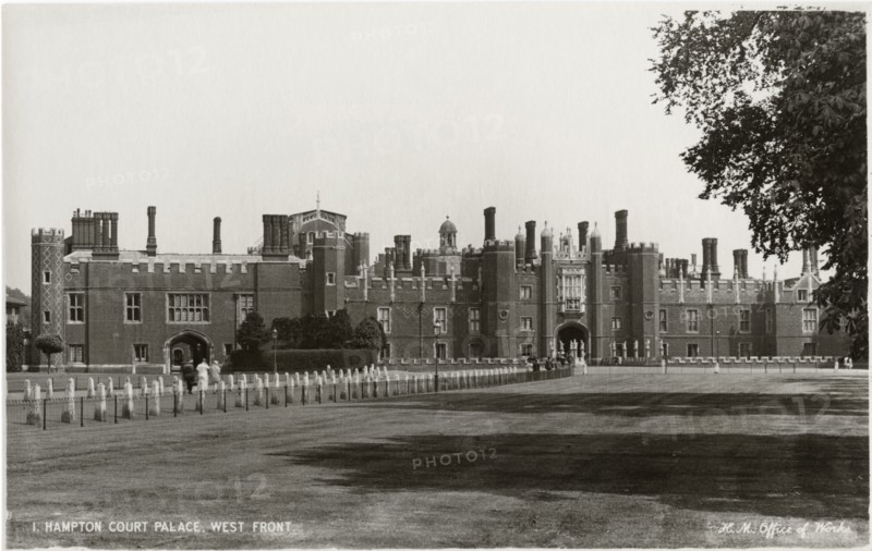 Hampton Court Palace, West Front, Borough of Richmond upon Thames, Greater London, England, UK, Postcard, circa 1920