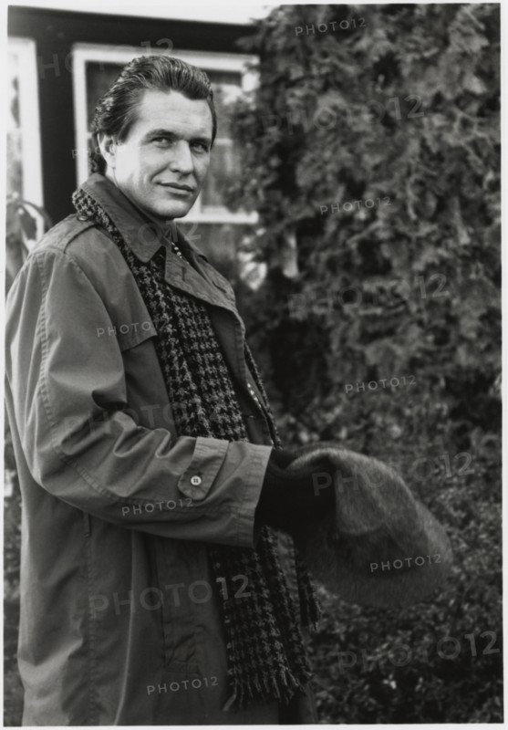 Tom Berenger, on-set of the Film “Love at Large”, 1990