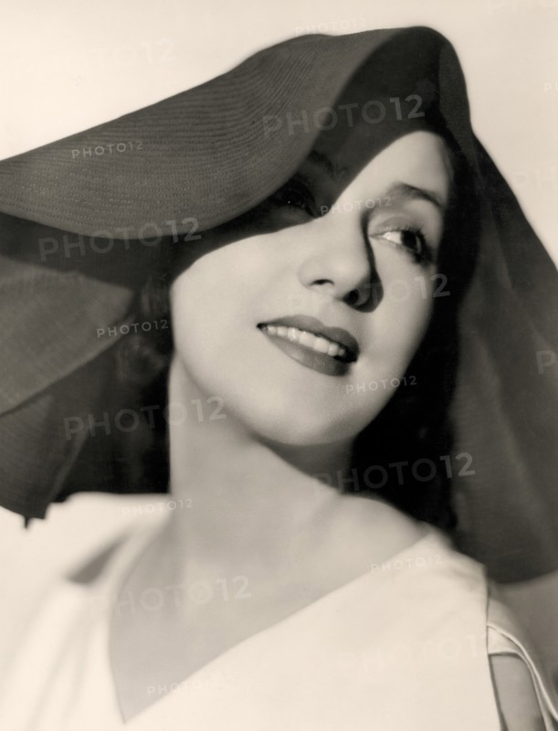 Lynn Fontanne, Publicity Portrait, 1932