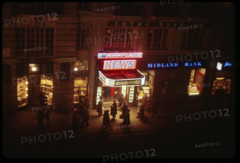 Monseigneur News Theater at Night, Piccadilly Circus, London, England, UK, 1960