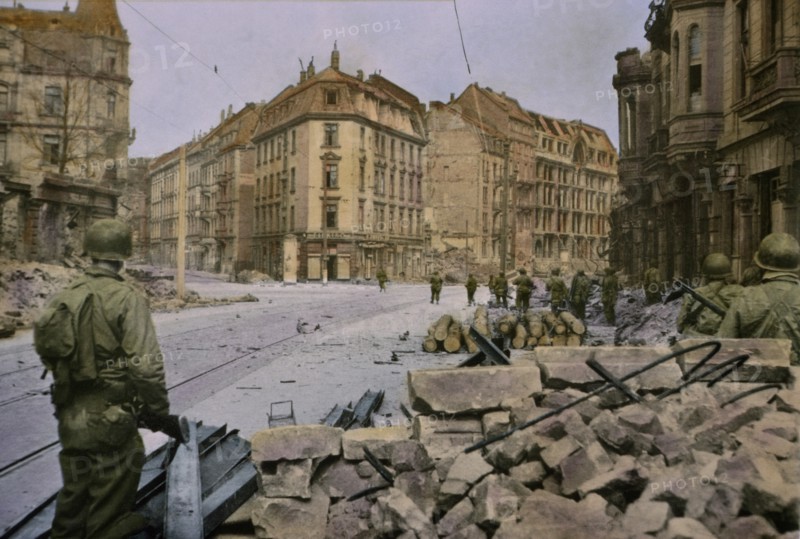 Infantrymen Entering Frankfurt, Germany, Central Europe Campaign, Western Allied Invasion of Germany, 1945