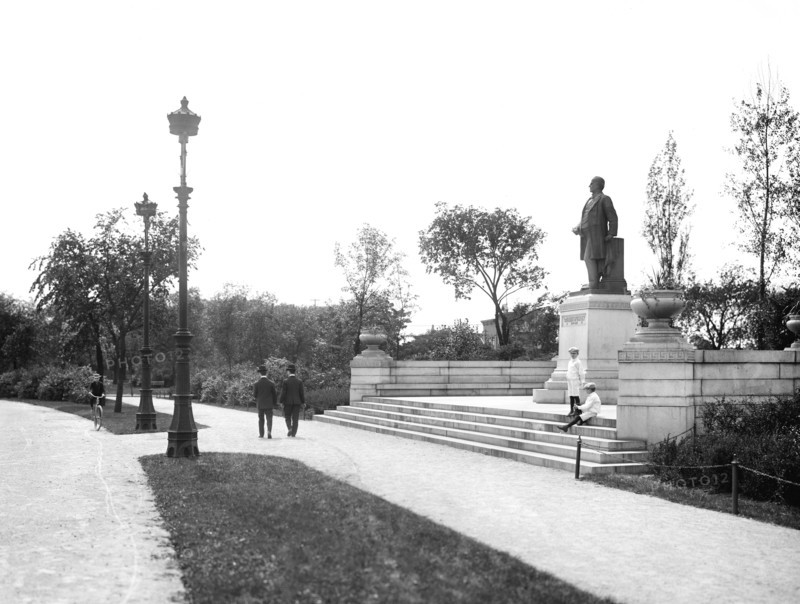 William McKinley Statue, McKinley Park, Chicago, Illinois, USA, Detroit Publishing Company, between 1905 and 1910