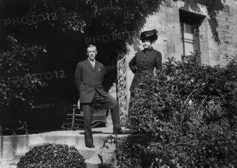 Princeton University President Woodrow Wilson with his First Wife Ellen Axon Wilson, Full-Length Portrait on front steps of Residence at Princeton University, Princeton, New Jersey, USA, photograph by American Press Association, 1910