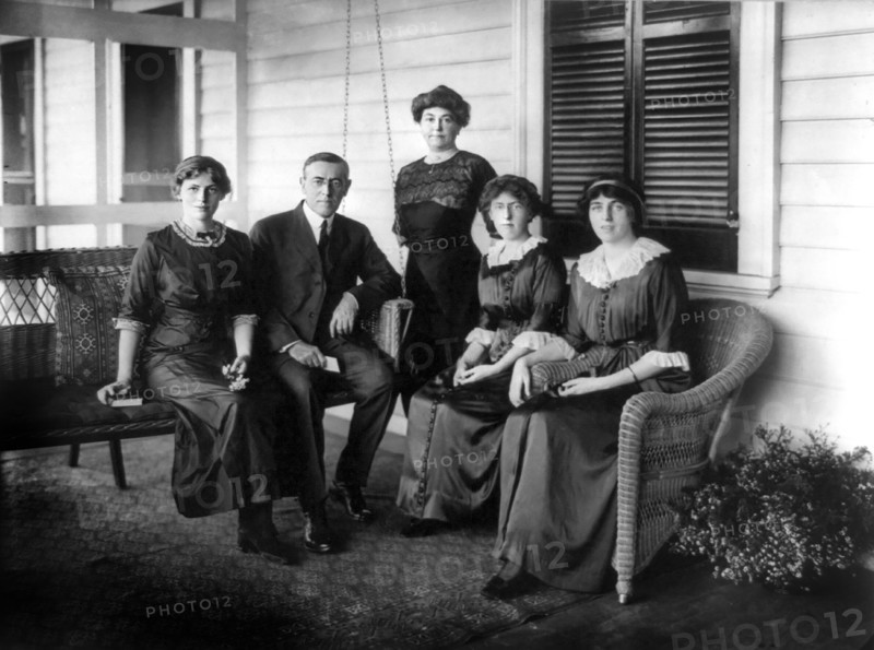 New jersey Governor Woodrow Wilson, Full-Length Portrait Seated on Porch Swing of his Summer Home, alongside first wife Ellen Axson Wilson and Three Daughters, L-R: Jessie, Margaret and Eleanor, Sea Girt, New Jersey, USA, 1912