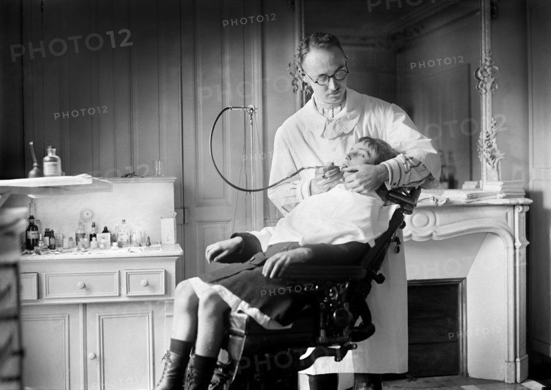 Dental case at Clinic of the Hospital for the Gorge et les Dents 58