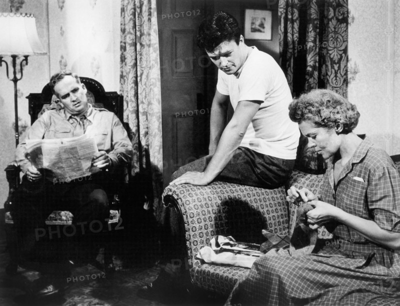 Noel Reyburn (center)