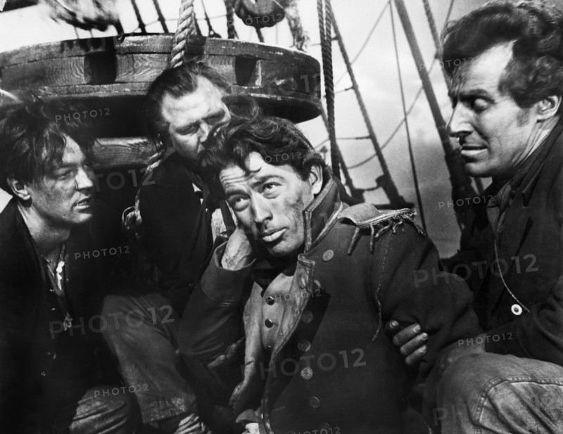 Gregory Peck (center)