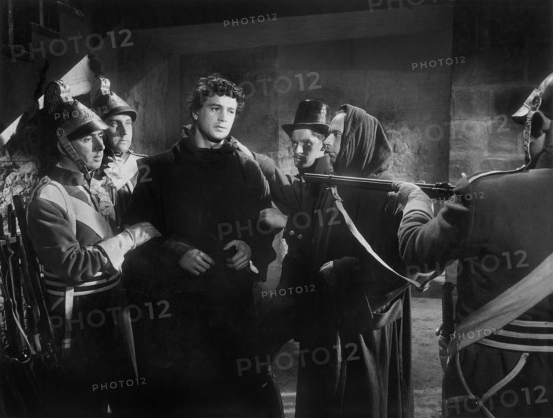 Rock Hudson (center)
